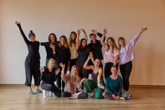 Absolventky vinyasa kurzu pro lektory jógy Flow to Now